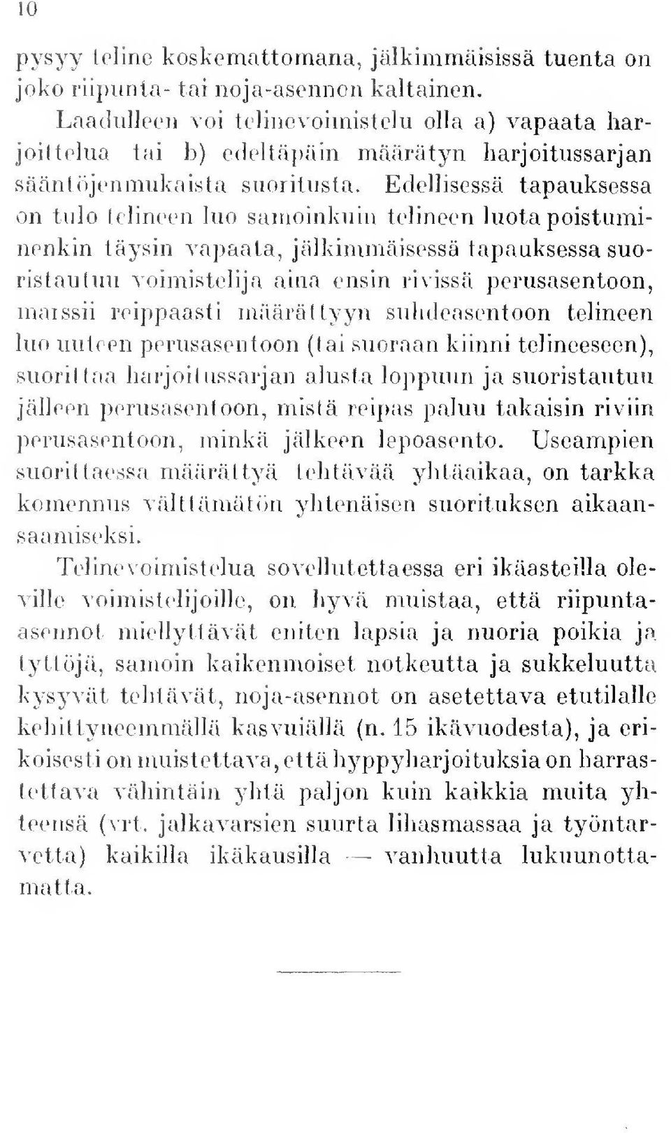 Edellisessä tapauksessa on tulo telineen luo samoinkuin telineen luota poistuminenkin täysin vapaata, jälkimmäisessä tapauksessa suoristautuu voimistelija aina ensin rivissä perusasentoon, marssii