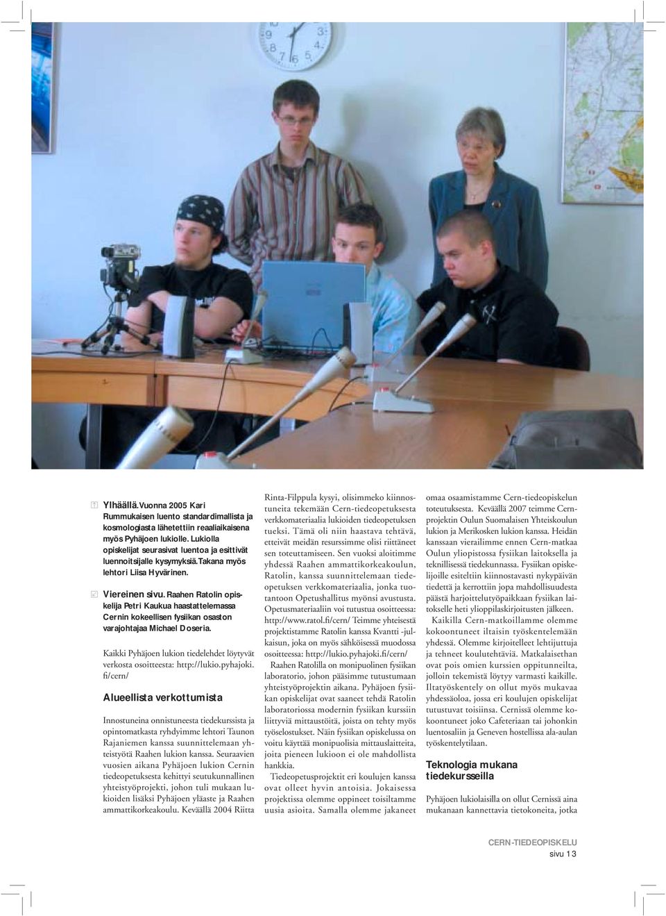 Raahen Ratolin opiskelija Petri Kaukua haastattelemassa Cernin kokeellisen fysiikan osaston varajohtajaa Michael Doseria.
