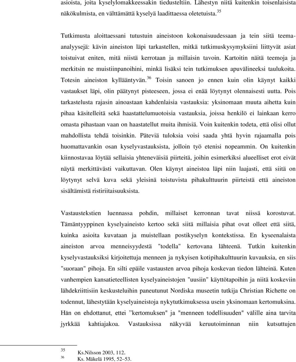 niistä kerrotaan ja millaisin tavoin. Kartoitin näitä teemoja ja merkitsin ne muistiinpanoihini, minkä lisäksi tein tutkimuksen apuvälineeksi taulukoita. Totesin aineiston kyllääntyvän.