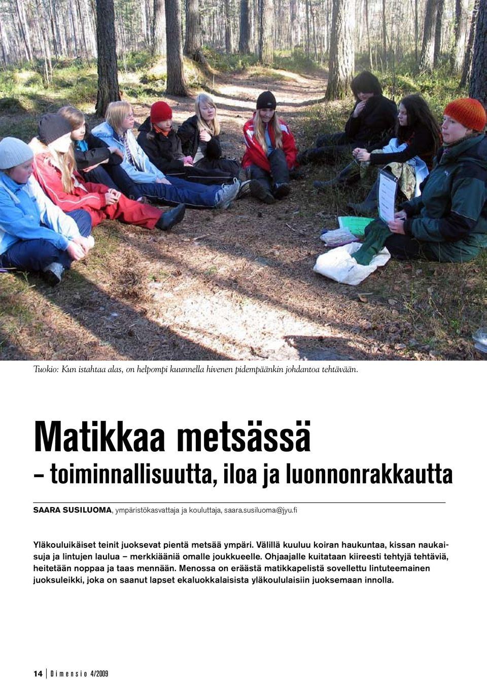 fi Yläkouluikäiset teinit juoksevat pientä metsää ympäri.