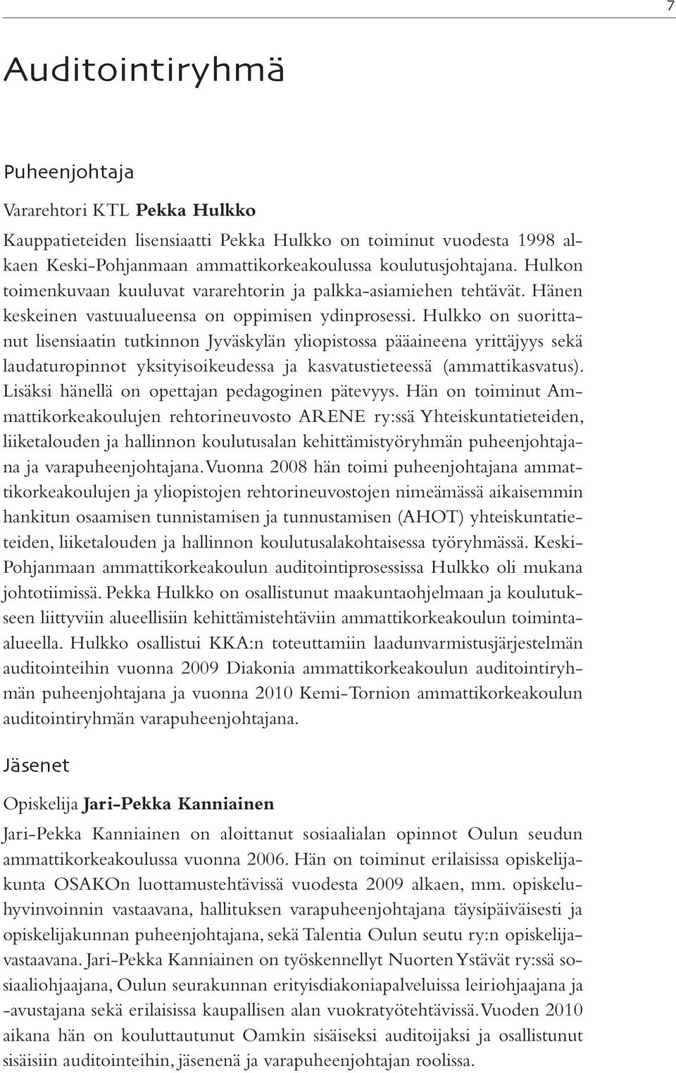 Hulkko on suorittanut lisensiaatin tutkinnon Jyväskylän yliopistossa pääaineena yrittäjyys sekä laudaturopinnot yksityisoikeudessa ja kasvatustieteessä (ammattikasvatus).