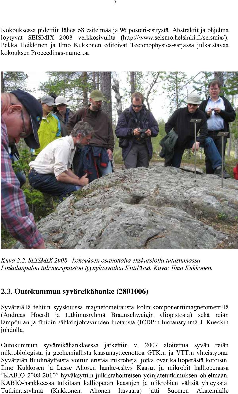 2. SEISMIX 2008 kokouksen osanottajia ekskursiolla tutustumassa Linkulanpalon tulivuoripuiston tyynylaavoihin Kittilässä. Kuva: Ilmo Kukkonen. 2.3.