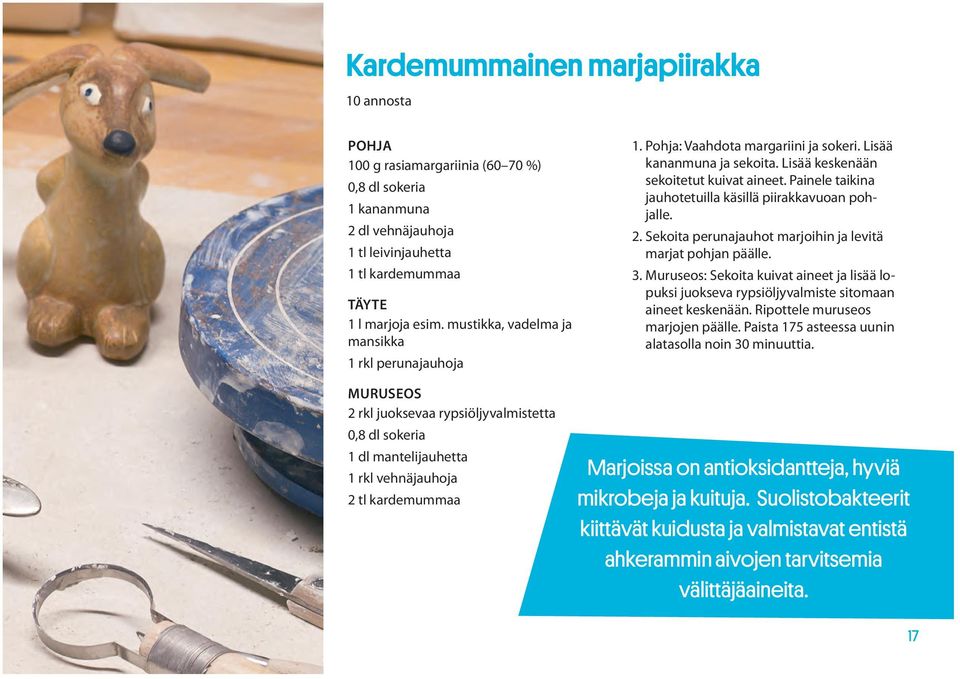 Painele taikina jauhotetuilla käsillä piirakkavuoan pohjalle. 2. Sekoita perunajauhot marjoihin ja levitä marjat pohjan päälle. 3.