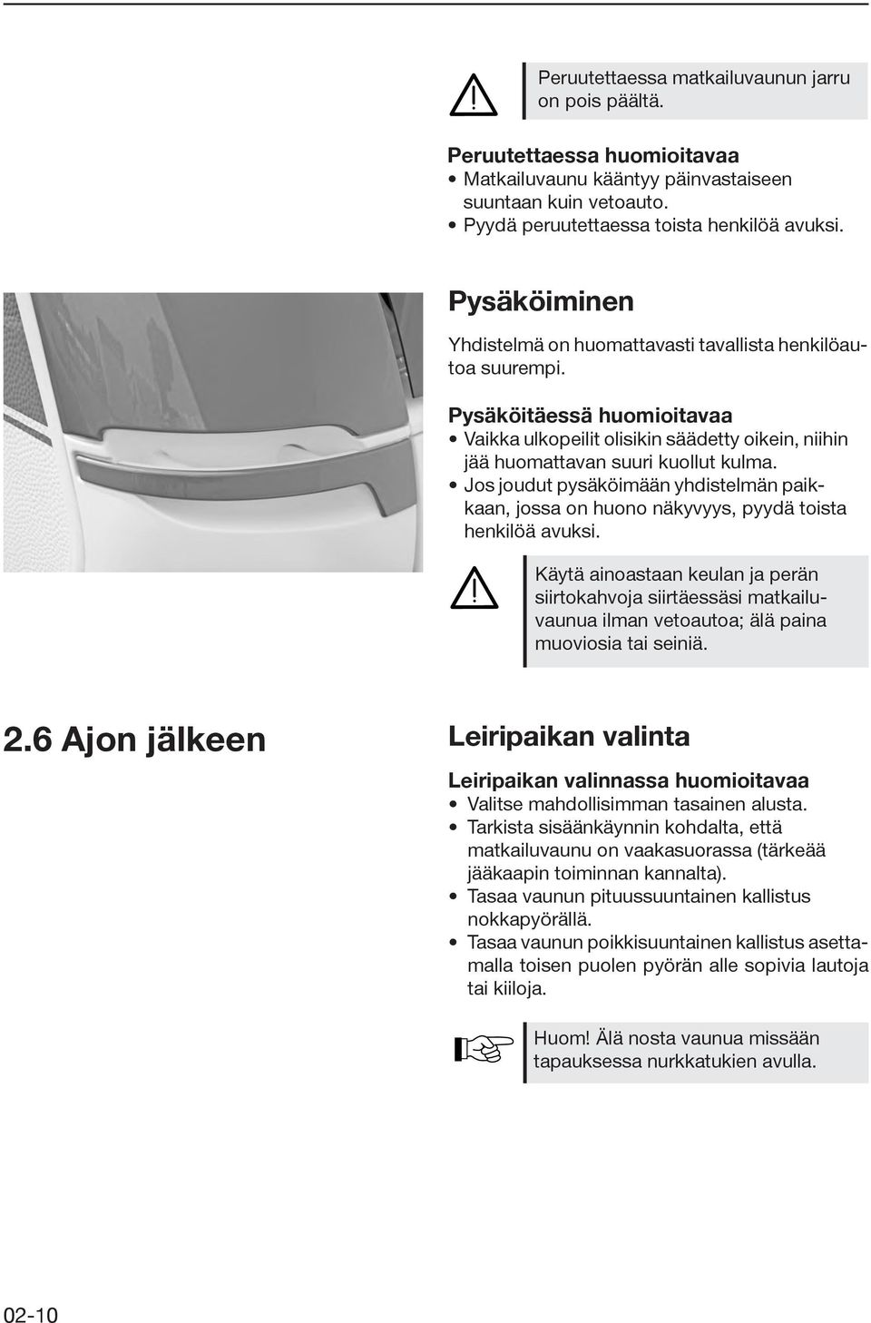 Jos joudut pysäköimään yhdistelmän paikkaan, jossa on huono näkyvyys, pyydä toista henkilöä avuksi.