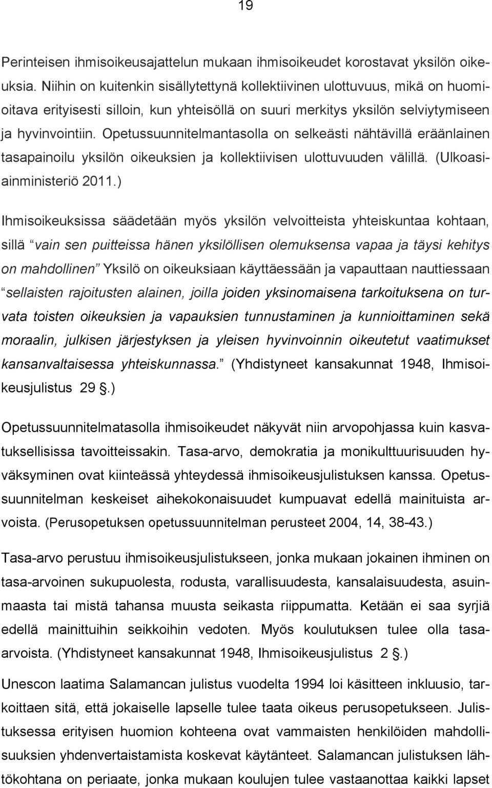 Opetussuunnitelmantasolla on selkeästi nähtävillä eräänlainen tasapainoilu yksilön oikeuksien ja kollektiivisen ulottuvuuden välillä. (Ulkoasiainministeriö 2011.