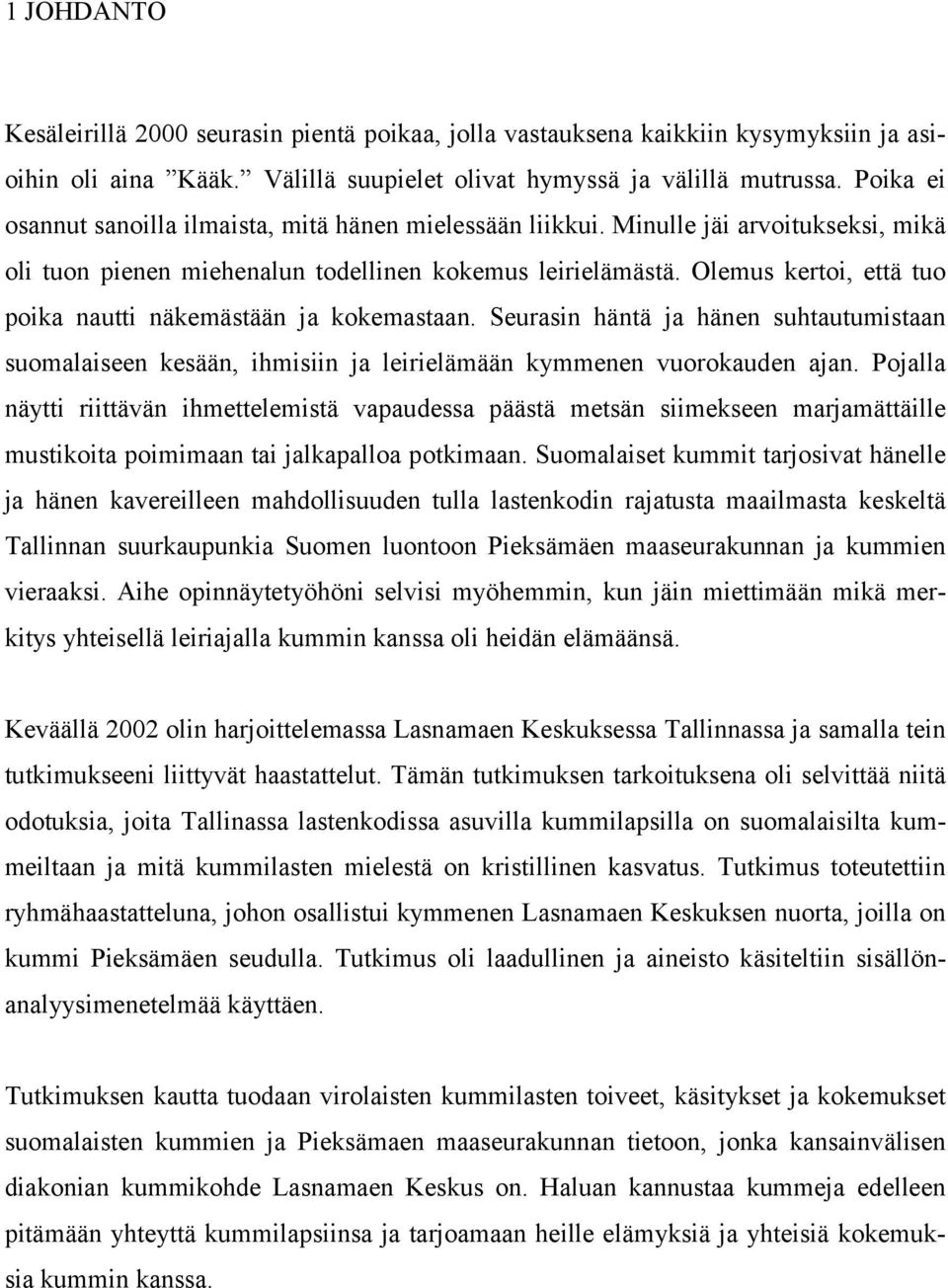 Olemus kertoi, että tuo poika nautti näkemästään ja kokemastaan. Seurasin häntä ja hänen suhtautumistaan suomalaiseen kesään, ihmisiin ja leirielämään kymmenen vuorokauden ajan.