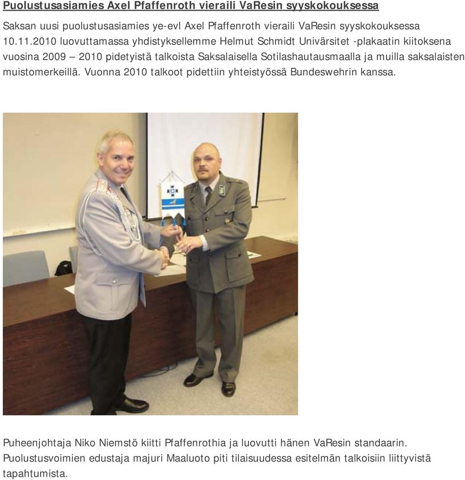 2010 luovuttamassa yhdistyksellemme Helmut Schmidt Univärsitet -plakaatin kiitoksena vuosina 2009 2010 pidetyistä talkoista Saksalaisella