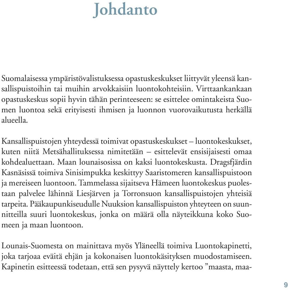 Kansallispuistojen yhteydessä toimivat opastuskeskukset luontokeskukset, kuten niitä Metsähallituksessa nimitetään esittelevät ensisijaisesti omaa kohdealuettaan.