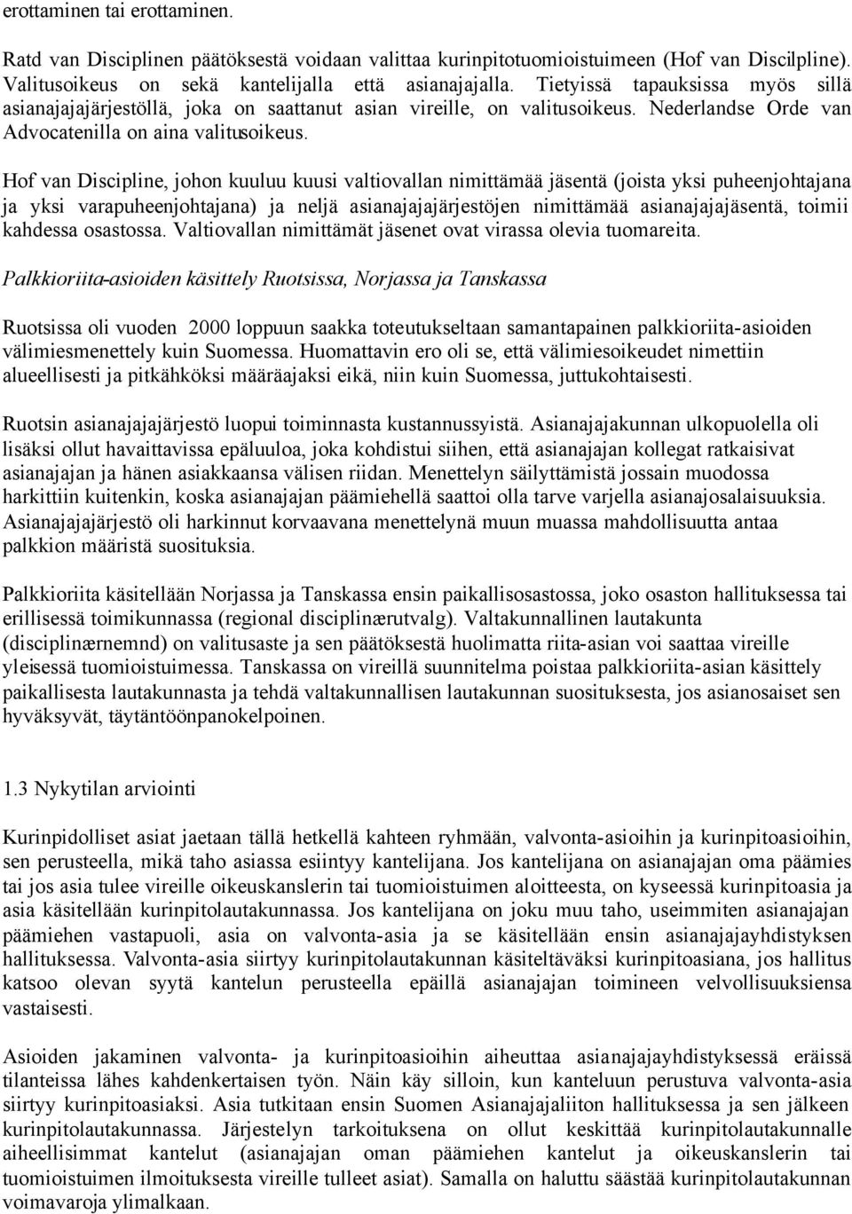 Hof van Discipline, johon kuuluu kuusi valtiovallan nimittämää jäsentä (joista yksi puheenjohtajana ja yksi varapuheenjohtajana) ja neljä asianajajajärjestöjen nimittämää asianajajajäsentä, toimii