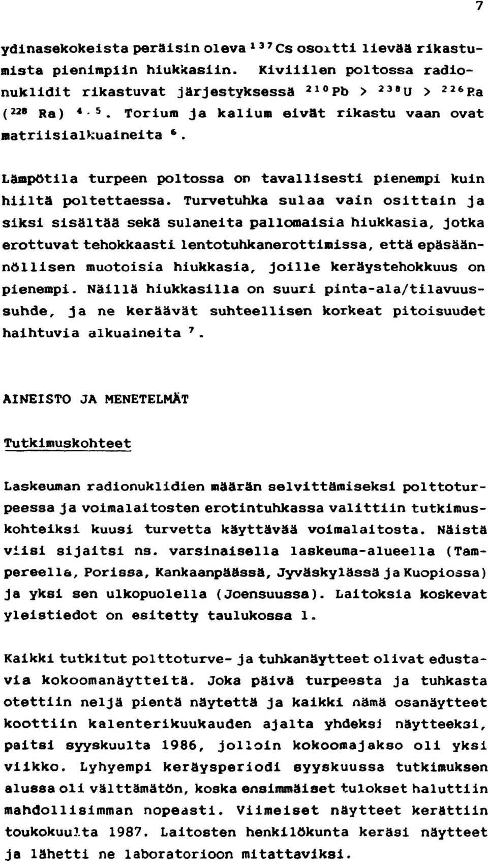 Turvetuhka sulaa vain osittain ja siksi sisältää sekä sulaneita pallomaisia hiukkasia, jotka erottuvat tehokkaasti lentotuhkanerottimissa, että epäsäännöllisen muotoisia hiukkasia, joille