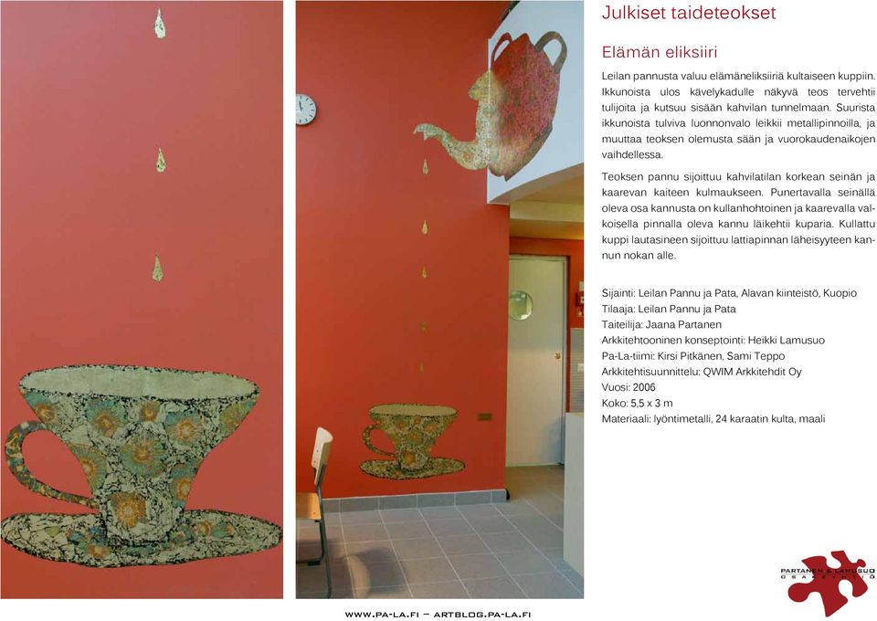 Teoksen pannu sijoittuu kahvilatilan korkean seinän ja kaarevan kaiteen kulmaukseen.