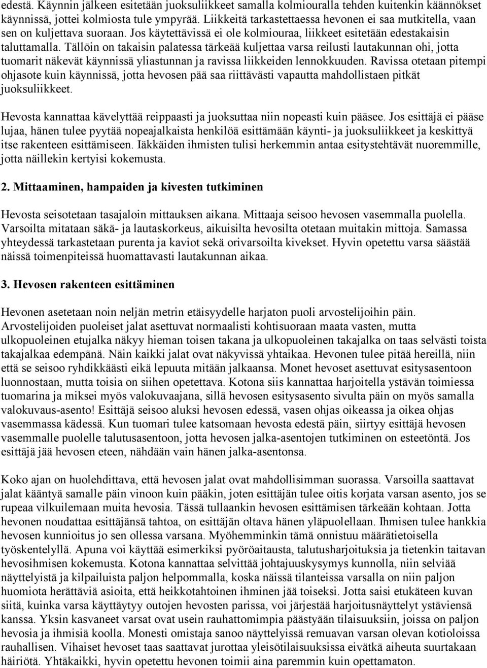 Tällöin on takaisin palatessa tärkeää kuljettaa varsa reilusti lautakunnan ohi, jotta tuomarit näkevät käynnissä yliastunnan ja ravissa liikkeiden lennokkuuden.