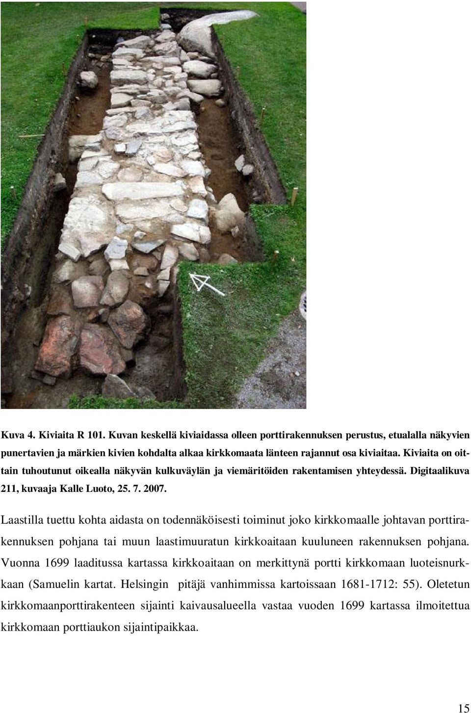 Laastilla tuettu kohta aidasta on todennäköisesti toiminut joko kirkkomaalle johtavan porttirakennuksen pohjana tai muun laastimuuratun kirkkoaitaan kuuluneen rakennuksen pohjana.