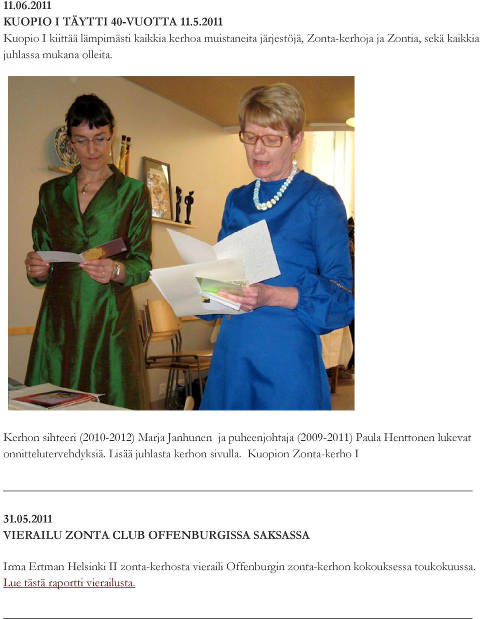 olleita. Kerhon sihteeri (2010-2012) Marja Janhunen ja puheenjohtaja (2009-2011) Paula Henttonen lukevat onnittelutervehdyksiä.