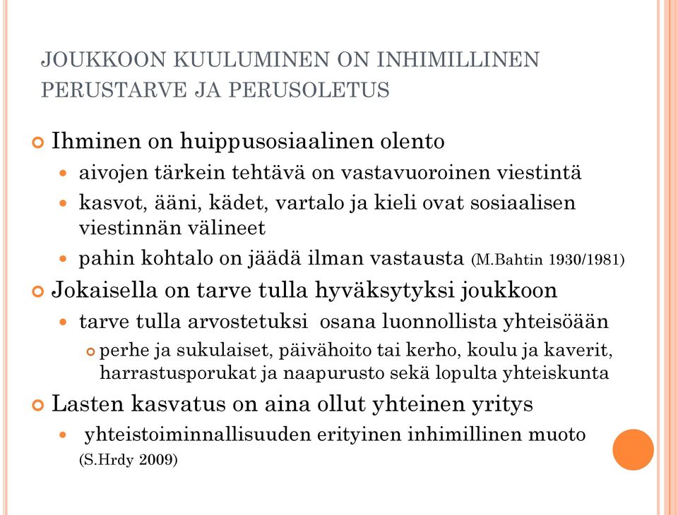 Bahtin 1930/1981) Jokaisella on tarve tulla hyväksytyksi joukkoon tarve tulla arvostetuksi osana luonnollista yhteisöään perhe ja sukulaiset, päivähoito