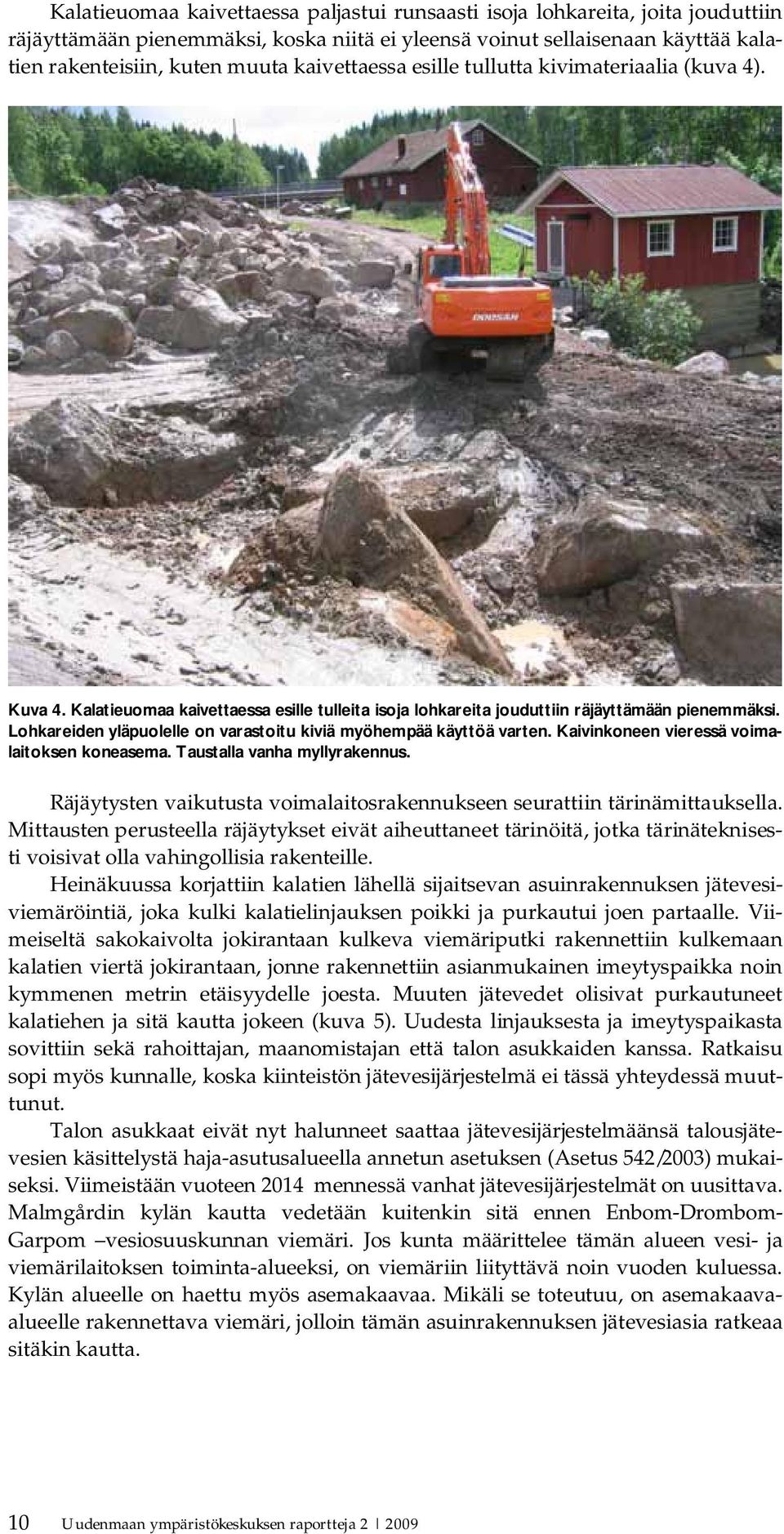 Lohkareiden yläpuolelle on varastoitu kiviä myöhempää käyttöä varten. Kaivinkoneen vieressä voimalaitoksen koneasema. Taustalla vanha myllyrakennus.