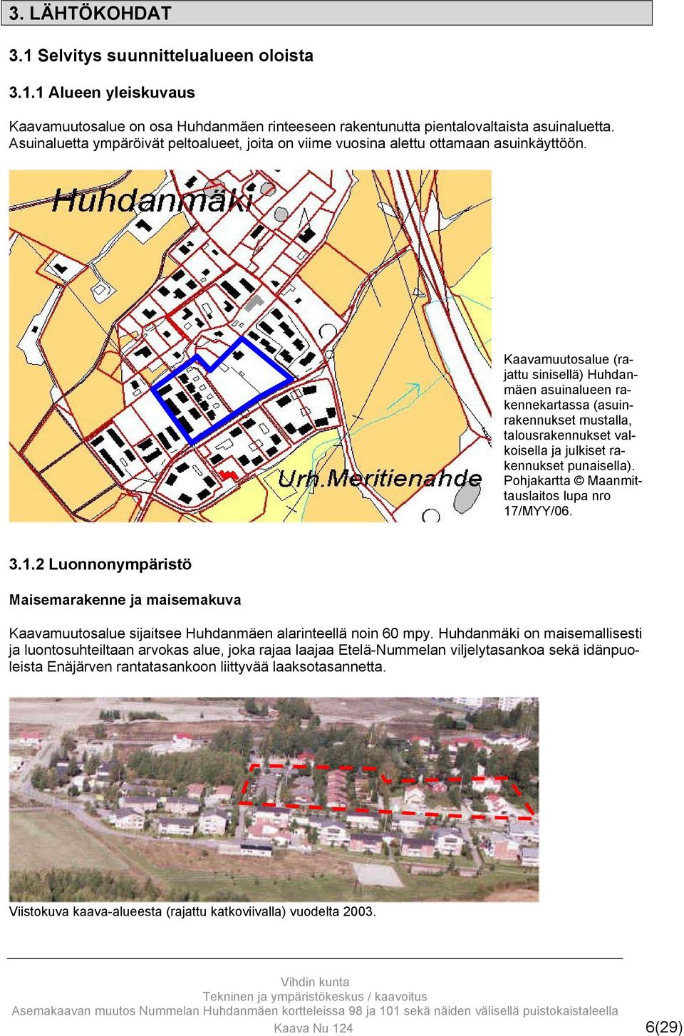 Kaavamuutosalue (rajattu sinisellä) Huhdanmäen asuinalueen rakennekartassa (asuin- talousrakennukset val- rakennukset mustalla, koisella ja julkiset rakennukset punaisella).