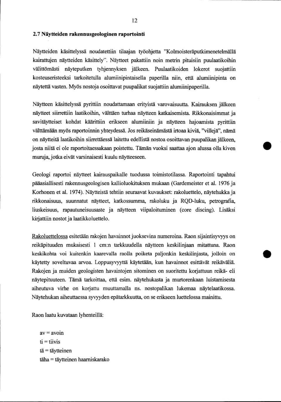 Puulaatikeiden lokerot suojattiin kosteuseristeeksi tarkoitetulla alumiinipintaisella paperilla niin, että alumiinipinta on näytettä vasten.