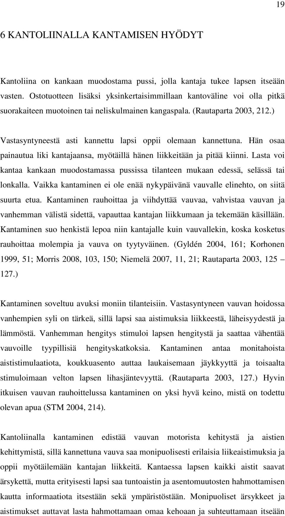 ) Vastasyntyneestä asti kannettu lapsi oppii olemaan kannettuna. Hän osaa painautua liki kantajaansa, myötäillä hänen liikkeitään ja pitää kiinni.