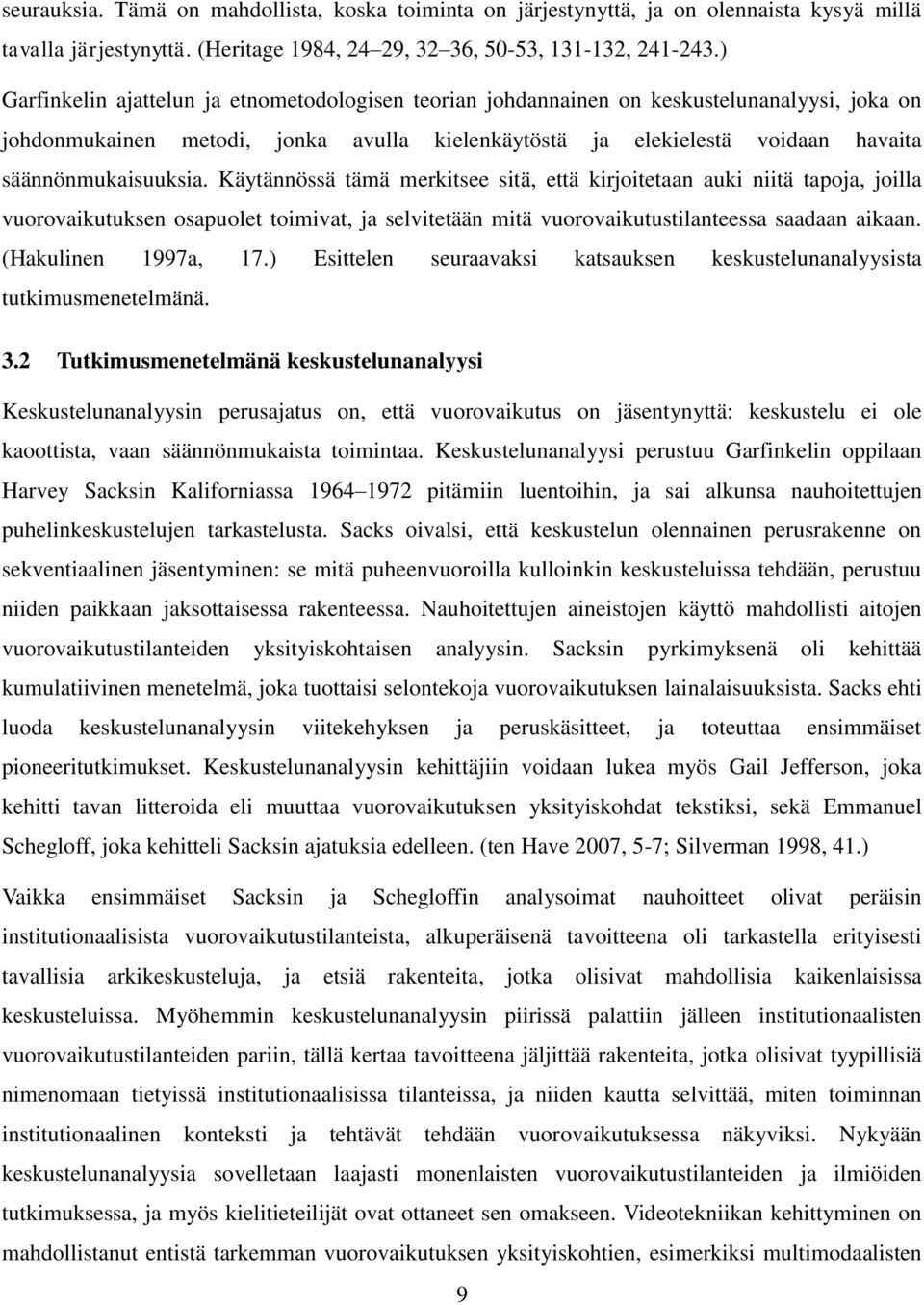 Käytännössä tämä merkitsee sitä, että kirjoitetaan auki niitä tapoja, joilla vuorovaikutuksen osapuolet toimivat, ja selvitetään mitä vuorovaikutustilanteessa saadaan aikaan. (Hakulinen 1997a, 17.