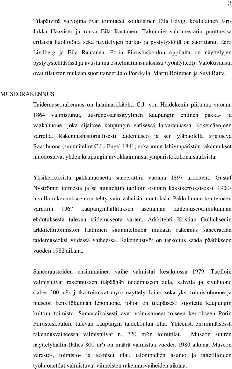 Porin Piirustuskoulun oppilaita on näyttelyjen pystytystehtävissä ja avustajina esitelmätilaisuuksissa /työnäytteet).