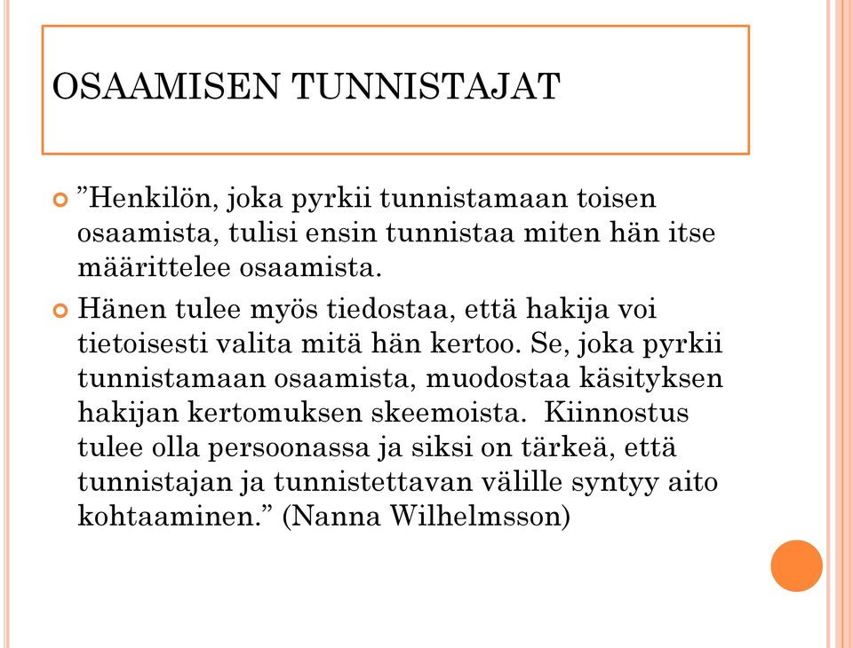 Se, joka pyrkii tunnistamaan osaamista, muodostaa käsityksen hakijan kertomuksen skeemoista.