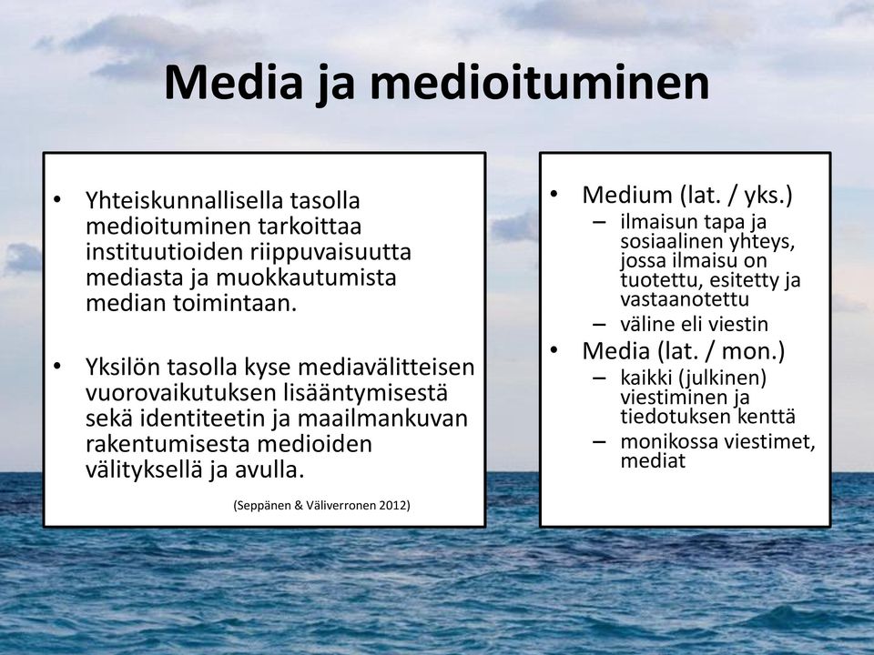 Yksilön tasolla kyse mediavälitteisen vuorovaikutuksen lisääntymisestä sekä identiteetin ja maailmankuvan rakentumisesta medioiden