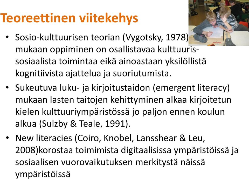 Sukeutuva luku- ja kirjoitustaidon (emergent literacy) mukaan lasten taitojen kehittyminen alkaa kirjoitetun kielen kulttuuriympäristössä