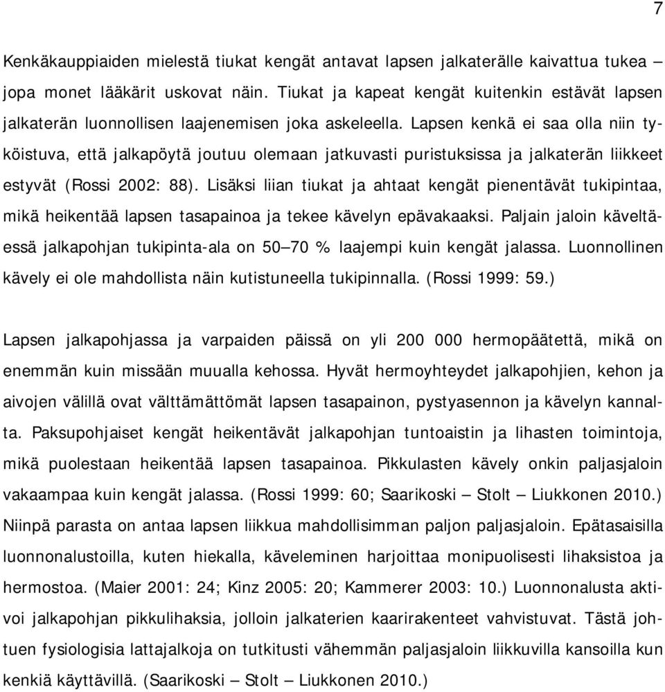 Lapsen kenkä ei saa olla niin tyköistuva, että jalkapöytä joutuu olemaan jatkuvasti puristuksissa ja jalkaterän liikkeet estyvät (Rossi 2002: 88).