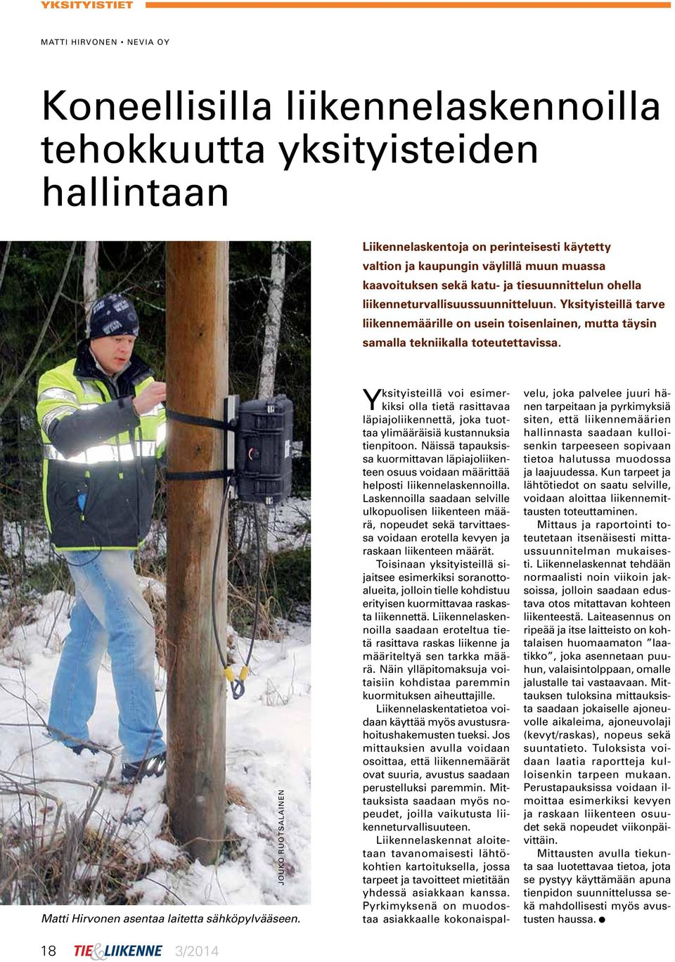 Matti Hirvonen asentaa laitetta sähköpylvääseen.