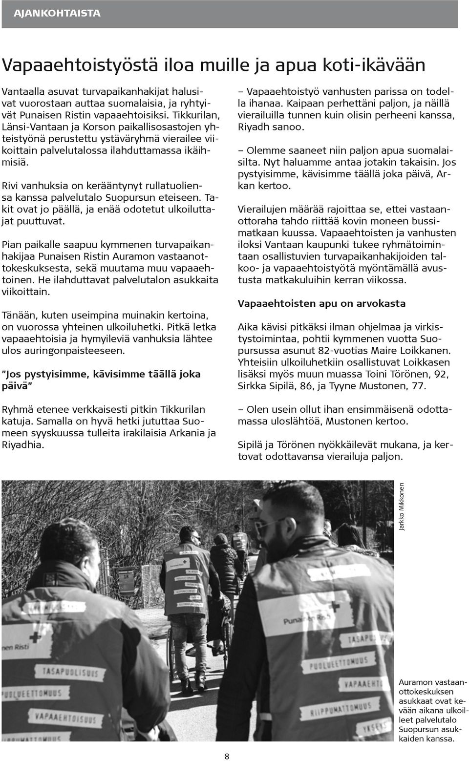 Rivi vanhuksia on kerääntynyt rullatuoliensa kanssa palvelutalo Suopursun eteiseen. Takit ovat jo päällä, ja enää odotetut ulkoiluttajat puuttuvat.