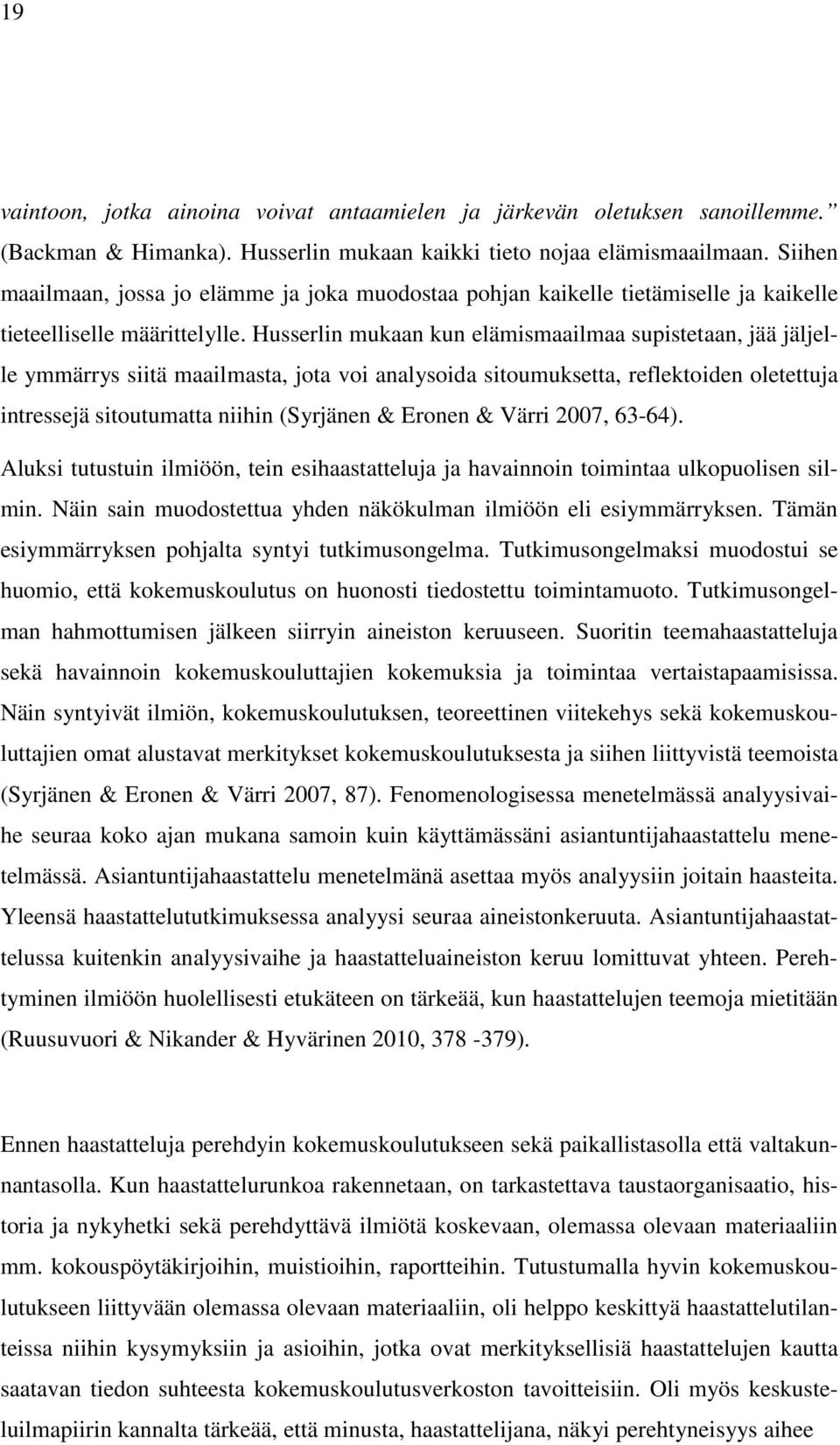 Husserlin mukaan kun elämismaailmaa supistetaan, jää jäljelle ymmärrys siitä maailmasta, jota voi analysoida sitoumuksetta, reflektoiden oletettuja intressejä sitoutumatta niihin (Syrjänen & Eronen &