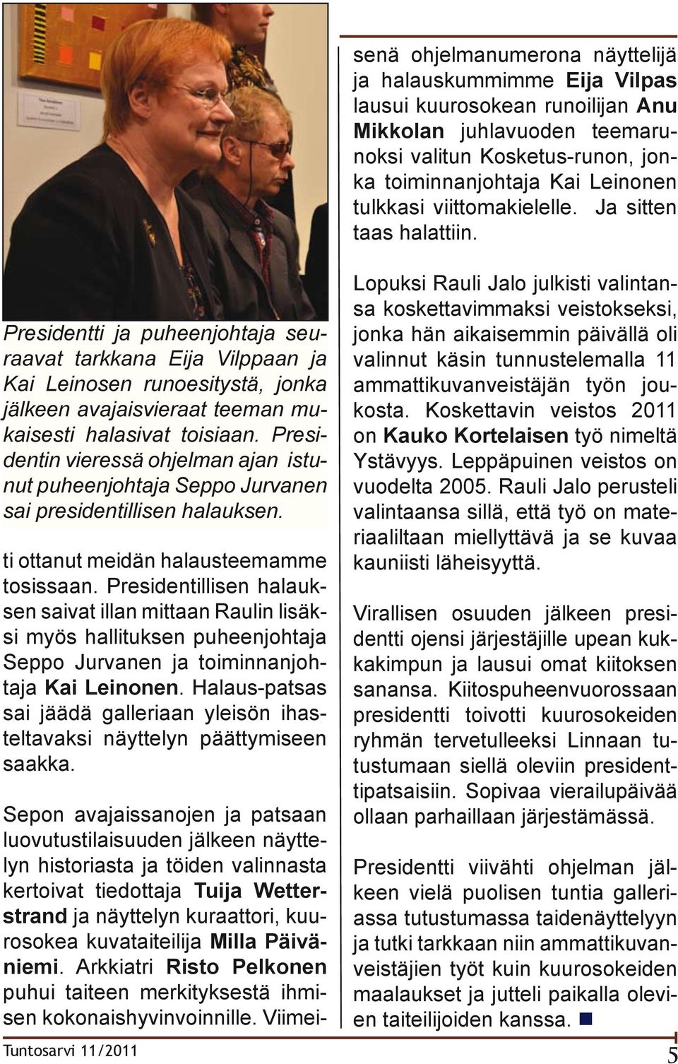 Presidentti ja puheenjohtaja seuraavat tarkkana Eija Vilppaan ja Kai Leinosen runoesitystä, jonka jälkeen avajaisvieraat teeman mukaisesti halasivat toisiaan.