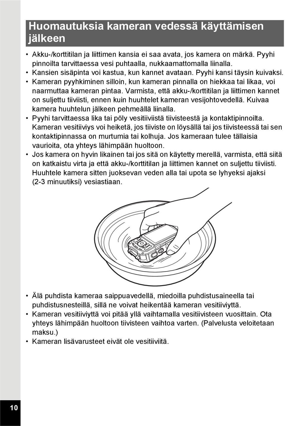 Varmista, että akku-/korttitilan ja liittimen kannet on suljettu tiiviisti, ennen kuin huuhtelet kameran vesijohtovedellä. Kuivaa kamera huuhtelun jälkeen pehmeällä liinalla.