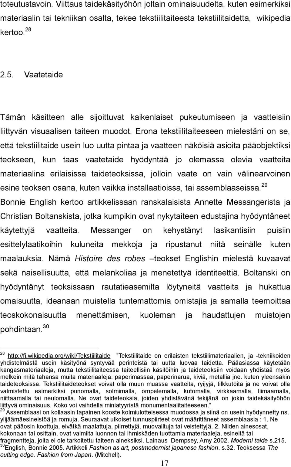 Erona tekstiilitaiteeseen mielestäni on se, että tekstiilitaide usein luo uutta pintaa ja vaatteen näköisiä asioita pääobjektiksi teokseen, kun taas vaatetaide hyödyntää jo olemassa olevia vaatteita