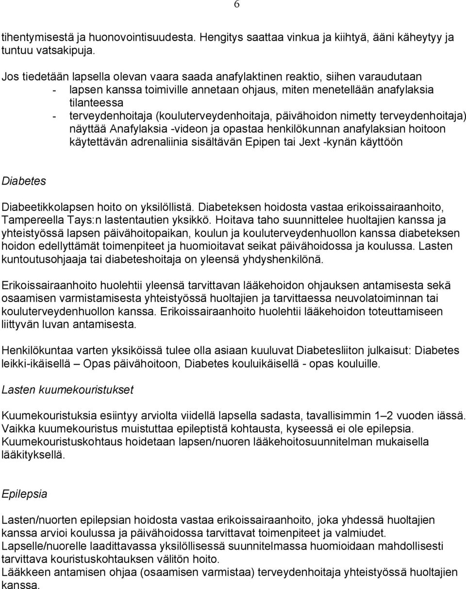 (kouluterveydenhoitaja, päivähoidon nimetty terveydenhoitaja) näyttää Anafylaksia videon ja opastaa henkilökunnan anafylaksian hoitoon käytettävän adrenaliinia sisältävän Epipen tai Jext kynän