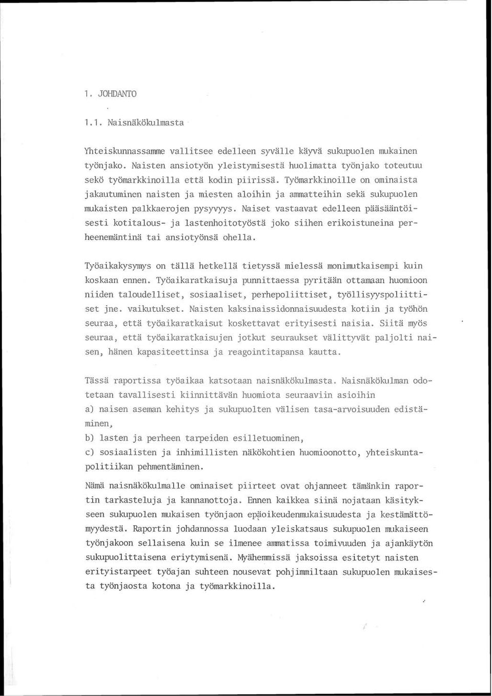 Naiset vastaalrat edelleen paasaantöisesti l~otitalous- ja lastenhoitotyöstä joko siihen erikoistuneina perheenemiintina tai ansiotyönsä ohella.