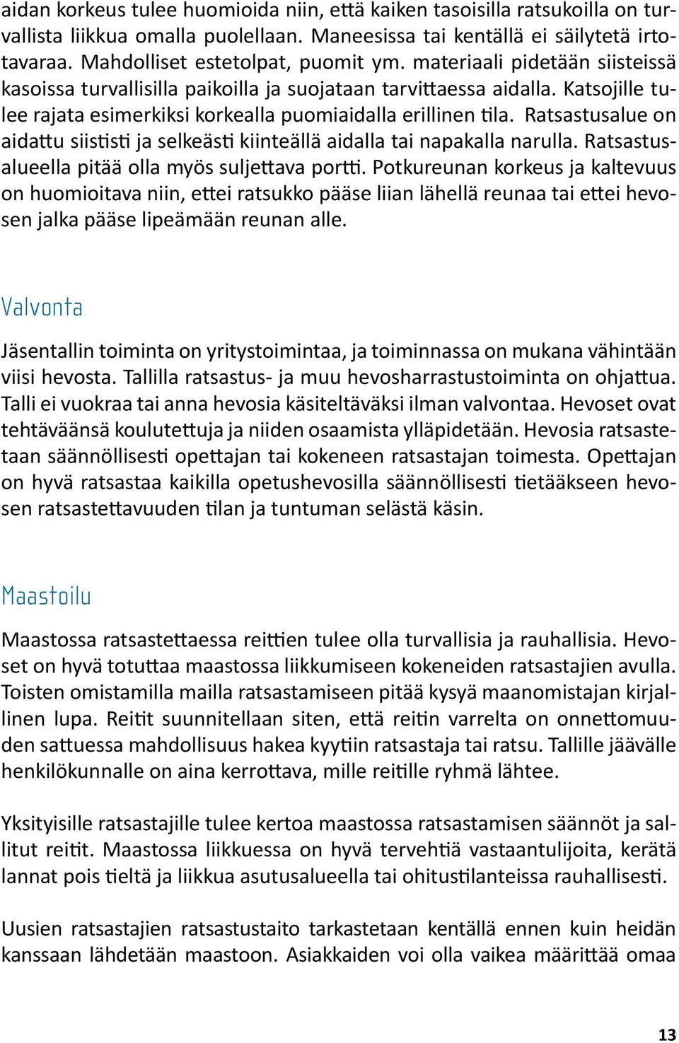 Ratsastusalue on aidattu siististi ja selkeästi kiinteällä aidalla tai napakalla narulla. Ratsastusalueella pitää olla myös suljettava portti.