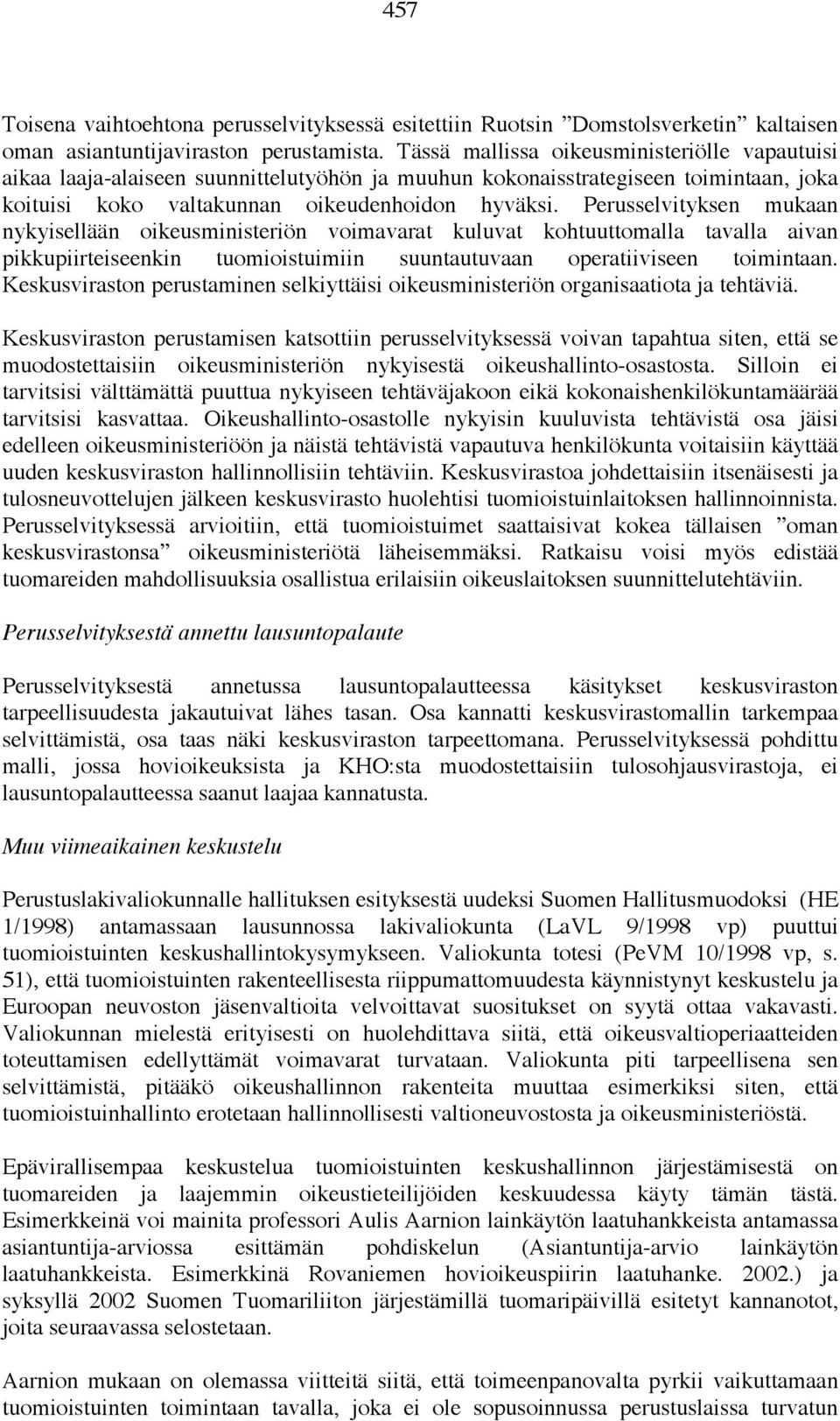 Perusselvityksen mukaan nykyisellään oikeusministeriön voimavarat kuluvat kohtuuttomalla tavalla aivan pikkupiirteiseenkin tuomioistuimiin suuntautuvaan operatiiviseen toimintaan.