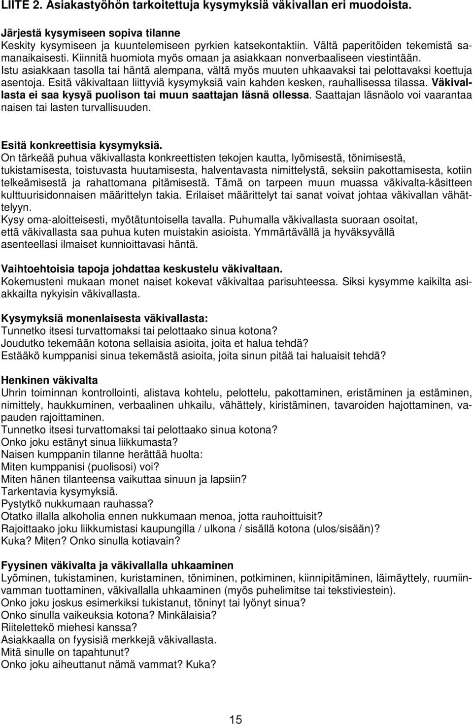 Istu asiakkaan tasolla tai häntä alempana, vältä myös muuten uhkaavaksi tai pelottavaksi koettuja asentoja. Esitä väkivaltaan liittyviä kysymyksiä vain kahden kesken, rauhallisessa tilassa.
