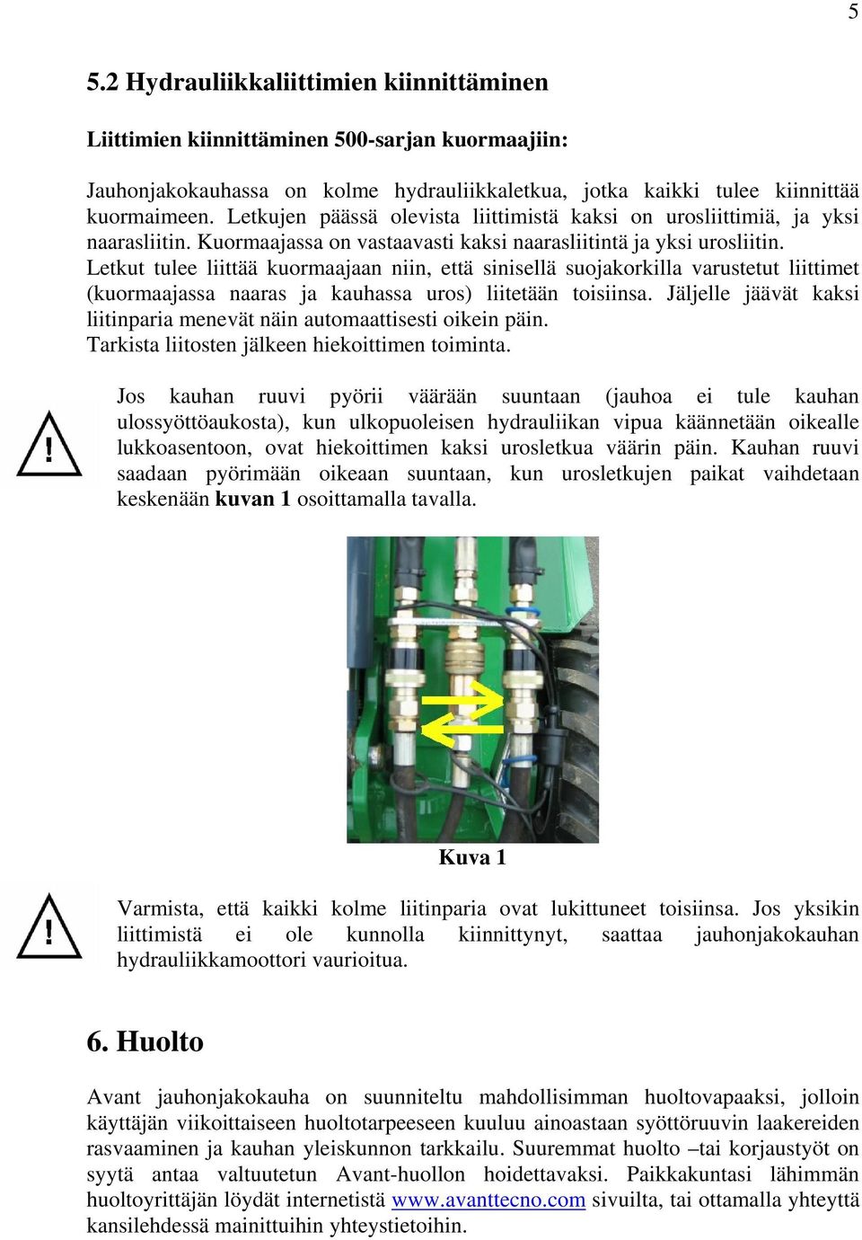 Letkut tulee liittää kuormaajaan niin, että sinisellä suojakorkilla varustetut liittimet (kuormaajassa naaras ja kauhassa uros) liitetään toisiinsa.