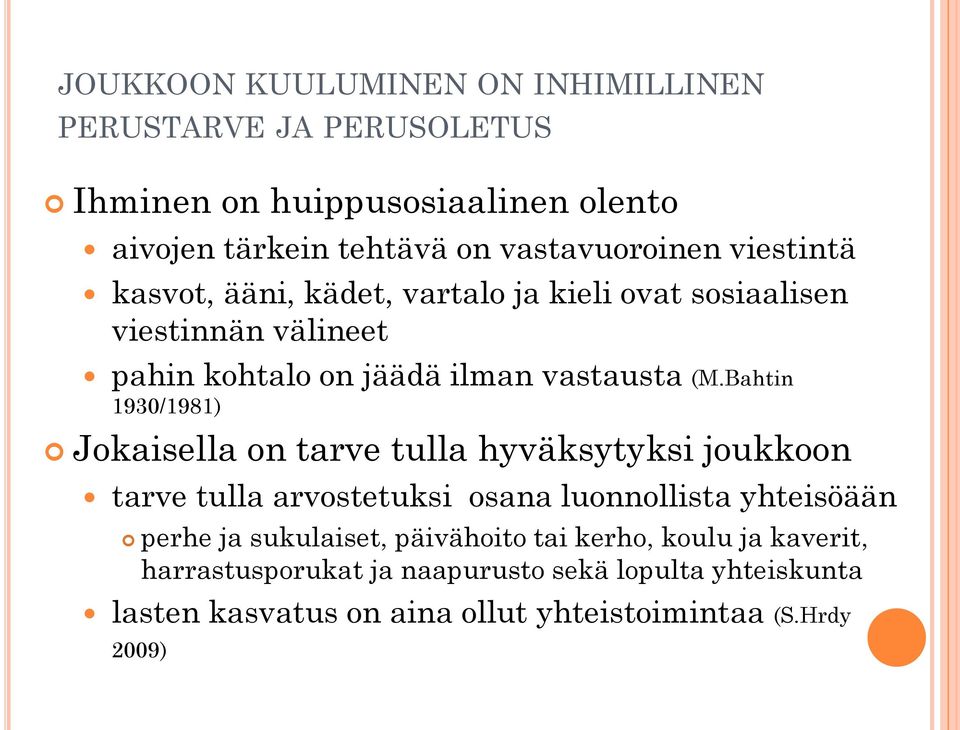 Bahtin 1930/1981) Jokaisella on tarve tulla hyväksytyksi joukkoon tarve tulla arvostetuksi osana luonnollista yhteisöään perhe ja