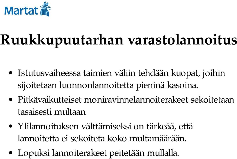 Pitkävaikutteiset moniravinnelannoiterakeet sekoitetaan tasaisesti multaan