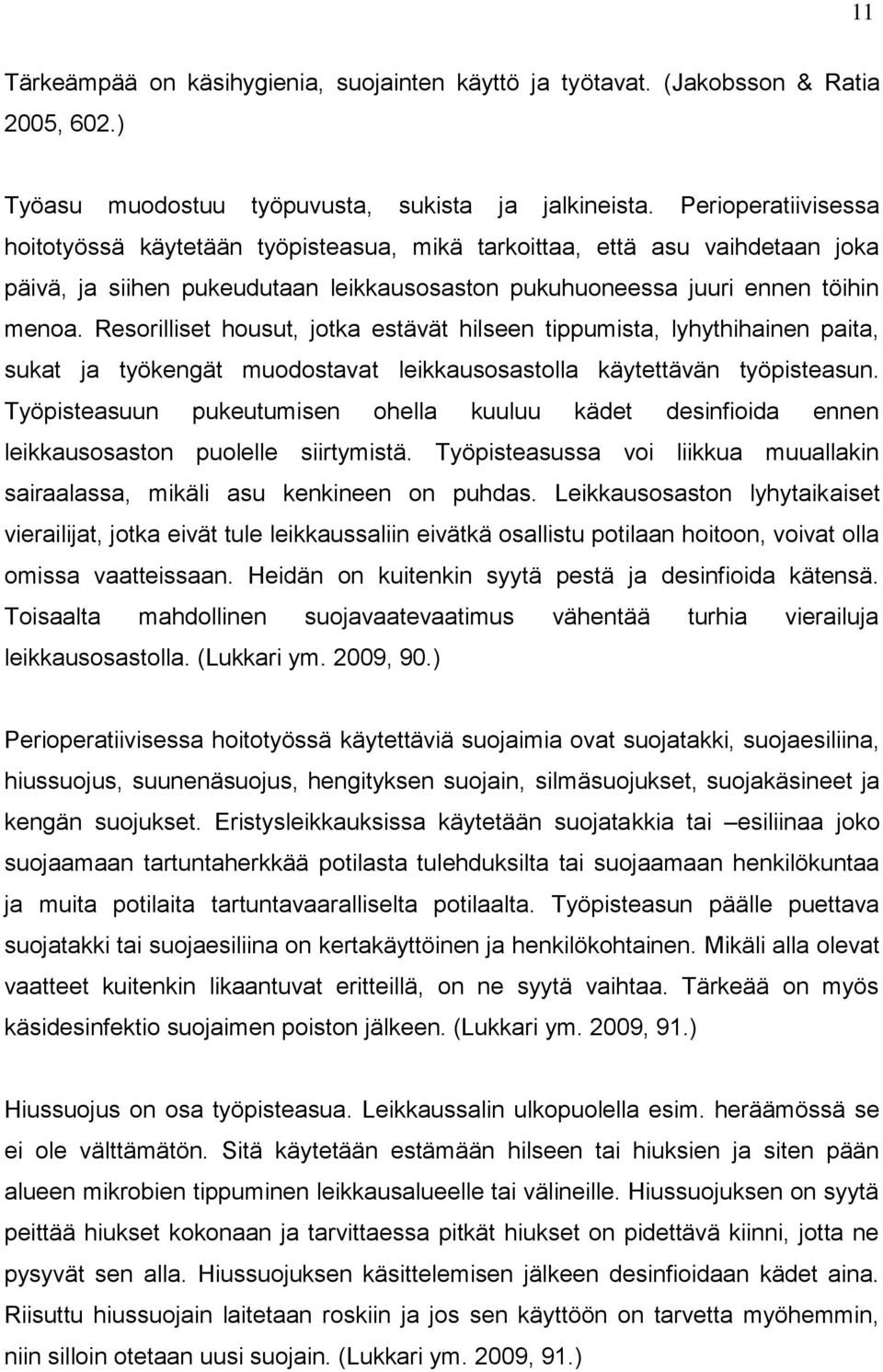 Resorilliset housut, jotka estävät hilseen tippumista, lyhythihainen paita, sukat ja työkengät muodostavat leikkausosastolla käytettävän työpisteasun.