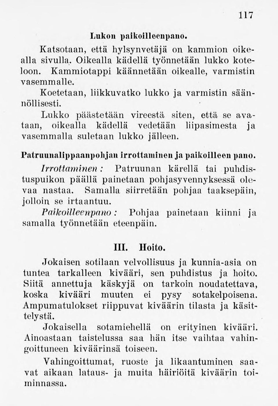 Patruunalippaanpohjanirrottaminenjapaikoilleenpano. Irrottaminen: Patruunan kärellä tai puhdistuspuikon päällä painetaan pohjasyvennyksessä olevaa nastaa.