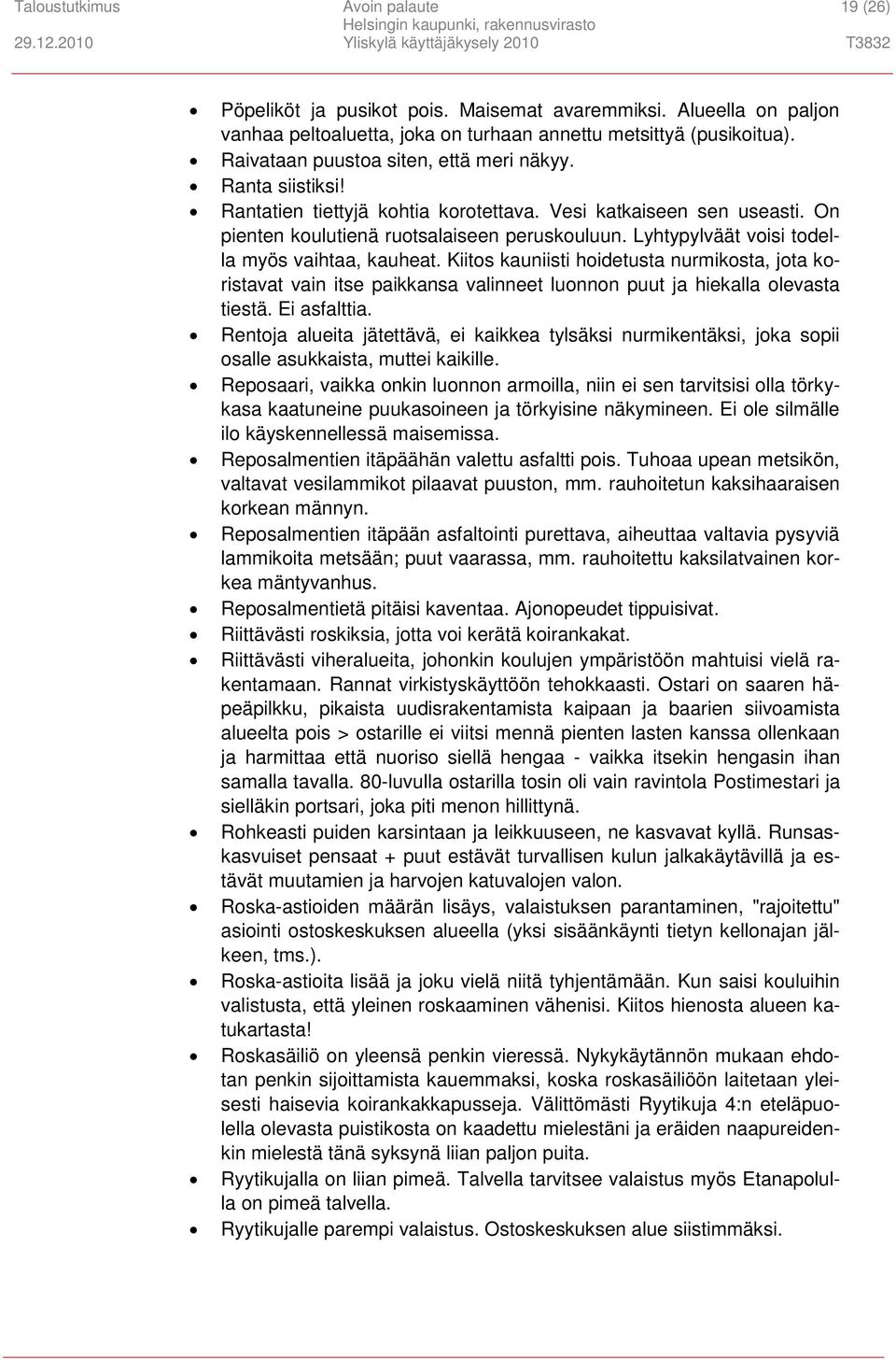 Lyhtypylväät voisi todella myös vaihtaa, kauheat. Kiitos kauniisti hoidetusta nurmikosta, jota koristavat vain itse paikkansa valinneet luonnon puut ja hiekalla olevasta tiestä. Ei asfalttia.