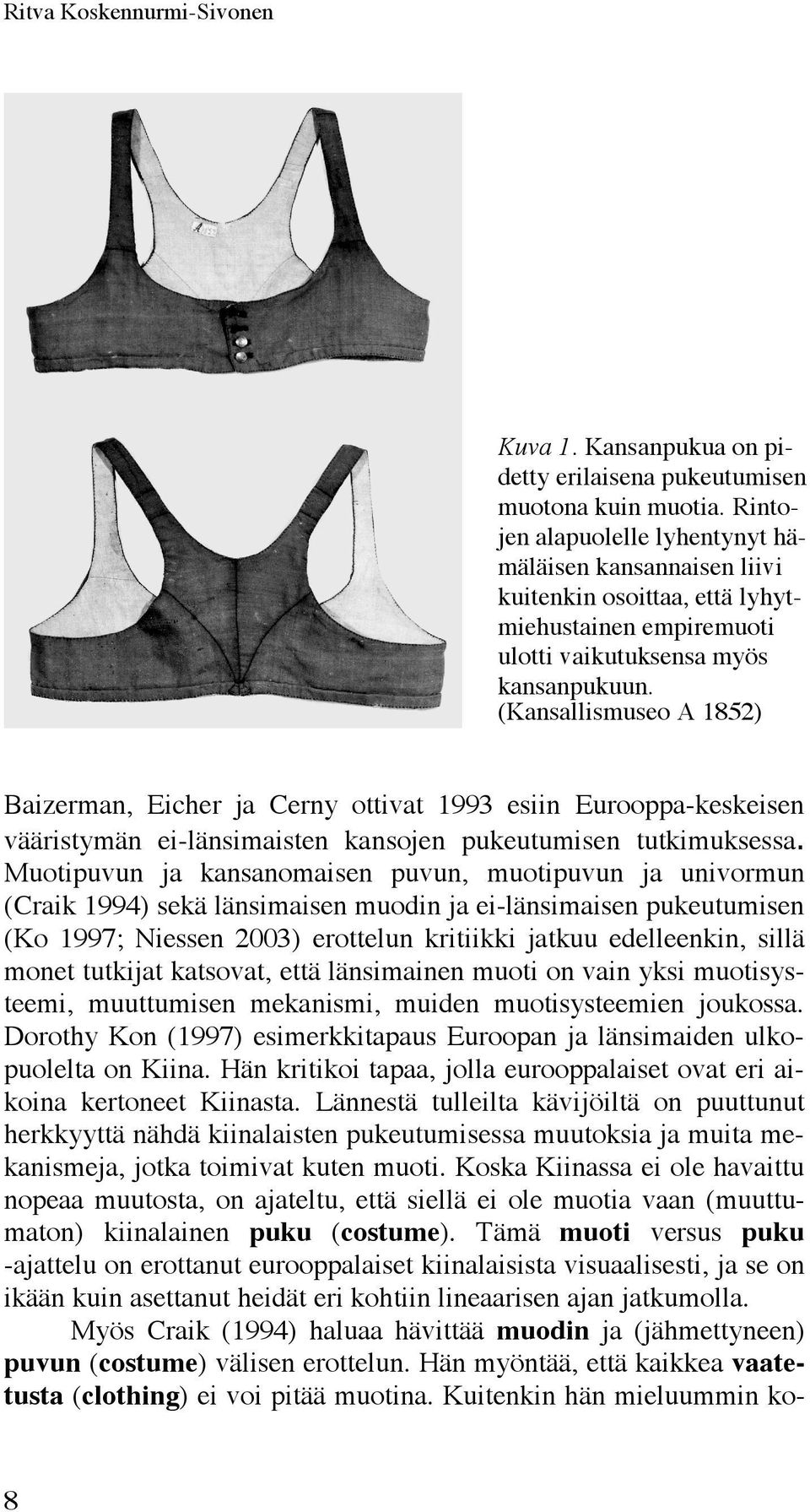 (Kansallismuseo A 1852) Baizerman, Eicher ja Cerny ottivat 1993 esiin Eurooppa-keskeisen vääristymän ei-länsimaisten kansojen pukeutumisen tutkimuksessa.