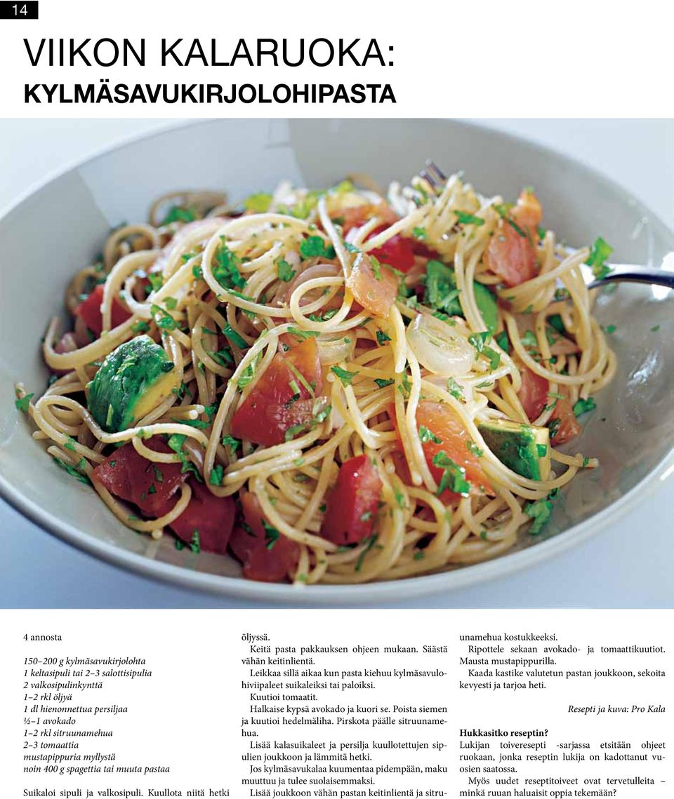 Säästä vähän keitinlientä. Leikkaa sillä aikaa kun pasta kiehuu kylmäsavulohiviipaleet suikaleiksi tai paloiksi. Kuutioi tomaatit. Halkaise kypsä avokado ja kuori se.