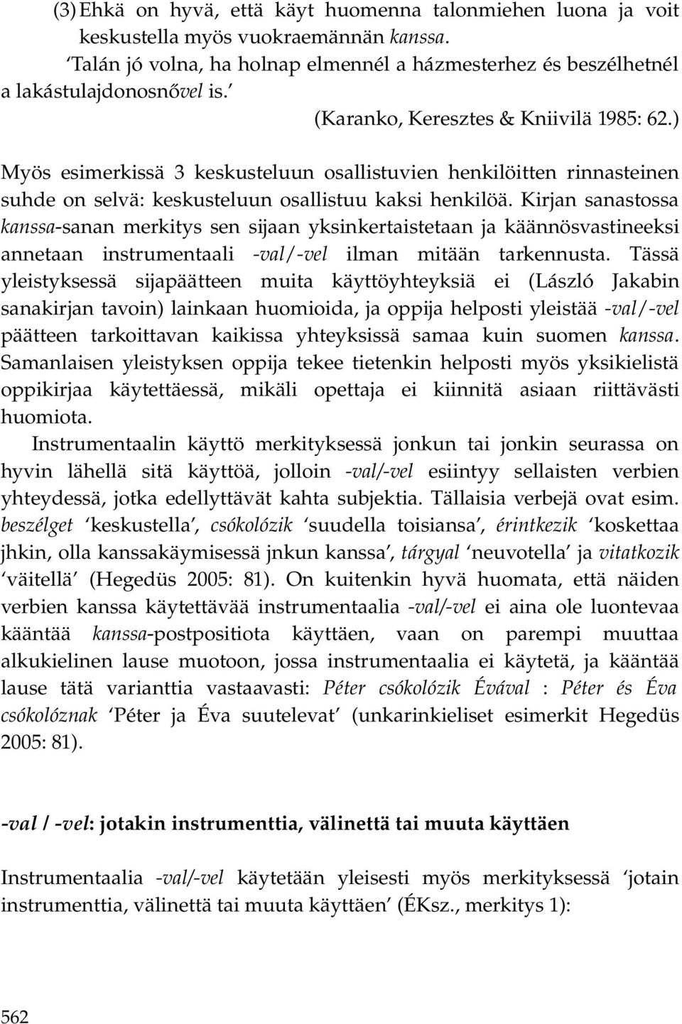 Kirjan sanastossa kanssa-sanan merkitys sen sijaan yksinkertaistetaan ja käännösvastineeksi annetaan instrumentaali -val/-vel ilman mitään tarkennusta.