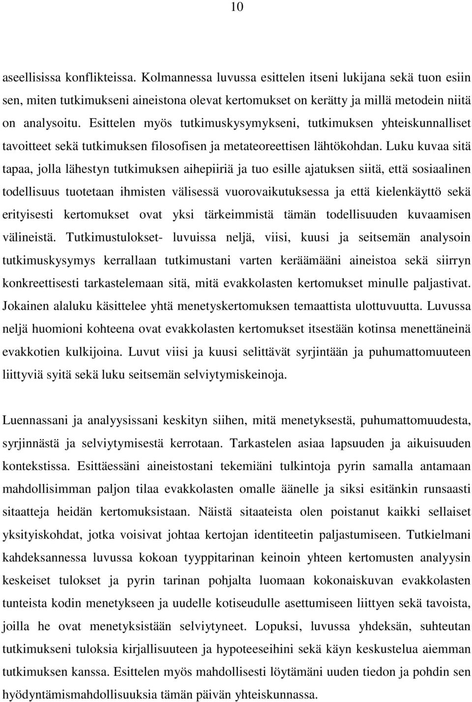 Luku kuvaa sitä tapaa, jolla lähestyn tutkimuksen aihepiiriä ja tuo esille ajatuksen siitä, että sosiaalinen todellisuus tuotetaan ihmisten välisessä vuorovaikutuksessa ja että kielenkäyttö sekä